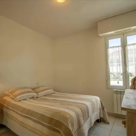 Апартаменты Bright Cocoon With Terrace And Sea View Сен-Рафаэль